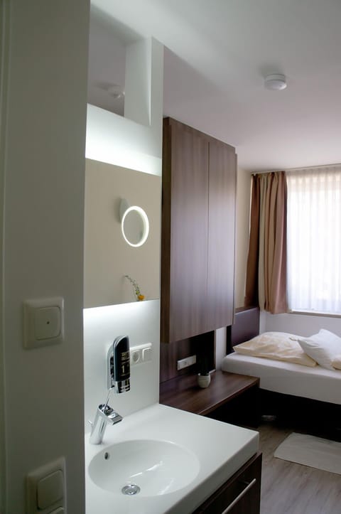 Single Room | In-room safe, individually furnished, desk, laptop workspace