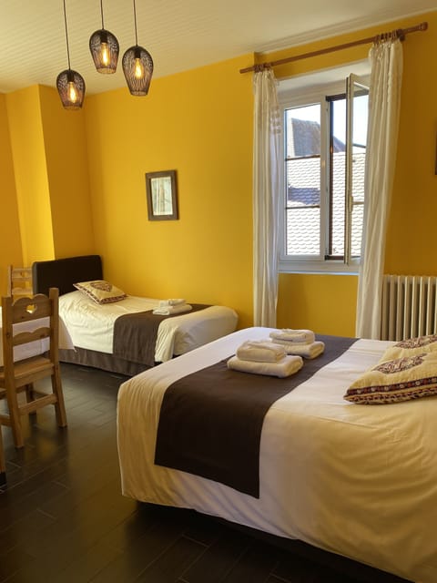 Standard Triple Room | Desk, iron/ironing board, free WiFi, bed sheets