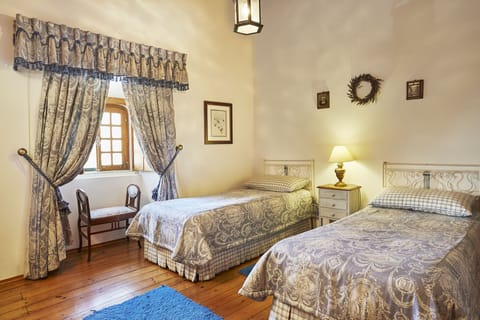 Cottage | Iron/ironing board, bed sheets