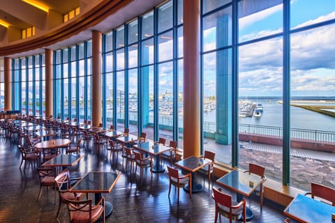 2 restaurants, dinner served