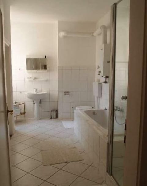 Single Room | Bathroom | Hair dryer, bathrobes, towels, soap