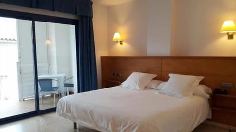 Desk, cribs/infant beds, rollaway beds, free WiFi