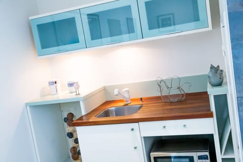 Blue Suite SPA | Private kitchen | Mini-fridge, microwave, espresso maker, coffee/tea maker
