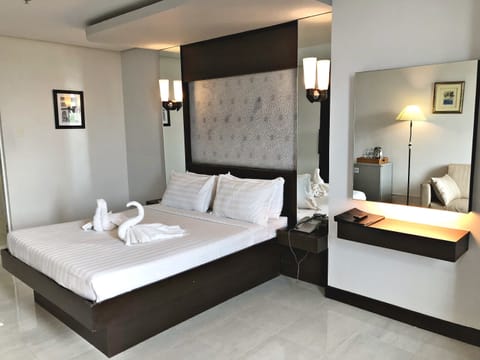 Deluxe Room | Desk, WiFi (free), bed sheets
