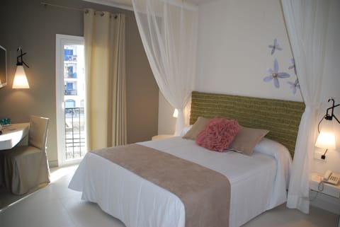 Romantic Room | In-room safe, desk, rollaway beds, free WiFi