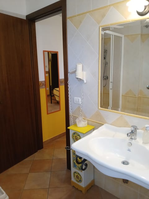 Quadruple Room | Bathroom | Shower, free toiletries, hair dryer, slippers