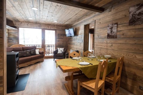 Appartement location salon séjour table balcon Vosges La Bresse