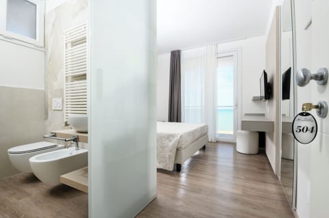 - Camera Matrimoniale Prestige Fronte Mare | In-room safe, desk, laptop workspace, free WiFi