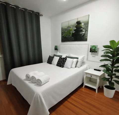 Basic Double Room, 1 Double or 2 Twin Beds, Non Smoking | Down comforters, in-room safe, desk, free WiFi