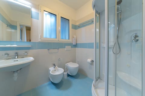 Double Room, 1 Large Twin Bed | Bathroom | Shower, hair dryer, towels