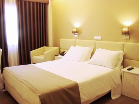 Double Room | Minibar, in-room safe, desk, soundproofing