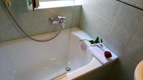 Quadruple Room | Bathroom | Free toiletries, hair dryer, bidet, towels