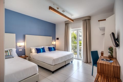 Triple Room | Hypo-allergenic bedding, down comforters, pillowtop beds, minibar