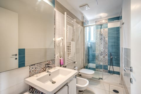Family Room | Bathroom | Shower, free toiletries, hair dryer, bidet