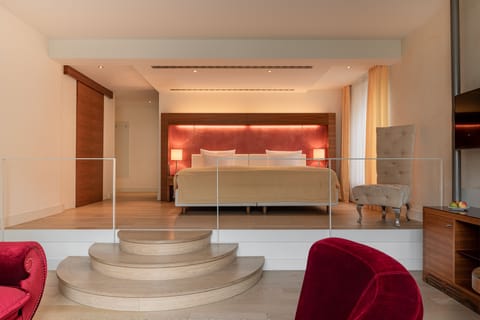 Superior Suite, Patio | Hypo-allergenic bedding, pillowtop beds, minibar, in-room safe