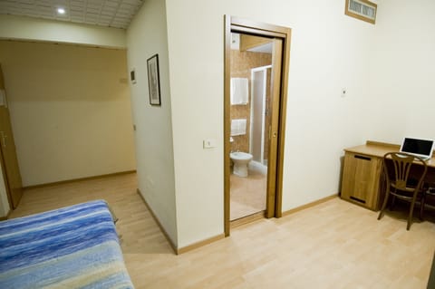 Double Room | Minibar, desk, free WiFi, bed sheets