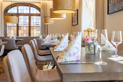 Breakfast, lunch, dinner served; Regional cuisine 