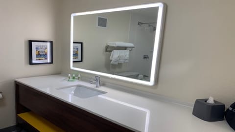 Combined shower/tub, hair dryer, towels