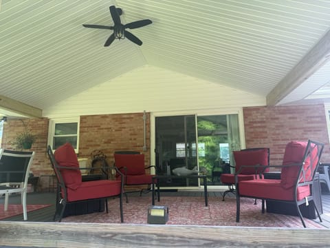 Large covered deck to enjoy the river even more !