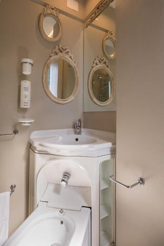 Superior Room | Bathroom | Shower, hair dryer, bidet, towels