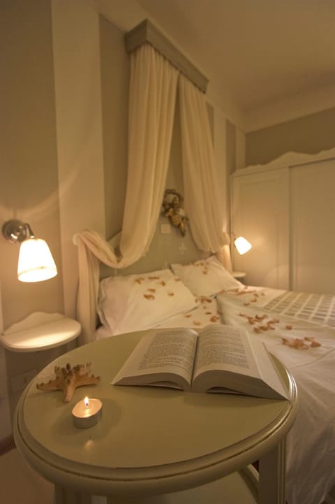 Minibar, in-room safe, desk, free WiFi