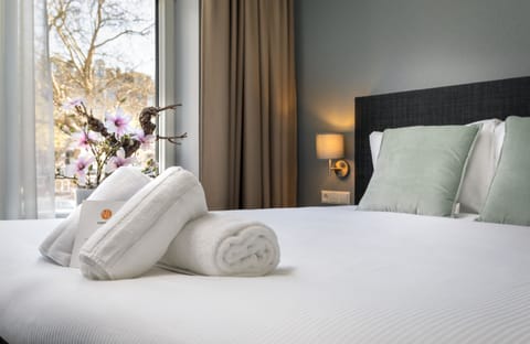 Comfort Room Canal View | Minibar, in-room safe, desk, blackout drapes
