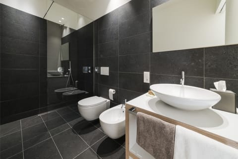 Superior Double Room, 1 Bedroom, Mountainside | Bathroom | Shower, hair dryer, bidet, towels