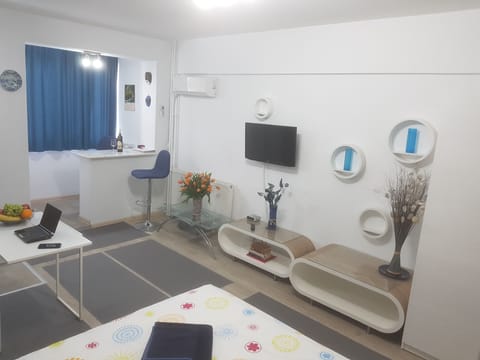 Deluxe Studio Suite | Living area | LED TV, books