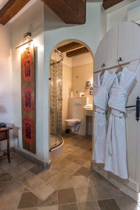 Superior Double or Twin Room | Bathroom | Designer toiletries, hair dryer, bathrobes, towels