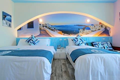 Standard Triple Room, 1 Bedroom, Sea View | Desk, blackout drapes, WiFi (free), bed sheets