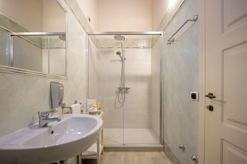 Triple Room | Bathroom | Shower, hydromassage showerhead, free toiletries, hair dryer