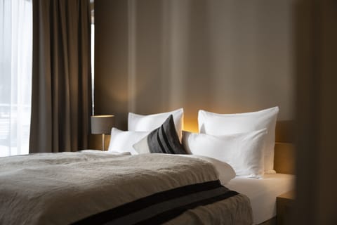 Hypo-allergenic bedding, in-room safe, WiFi, bed sheets