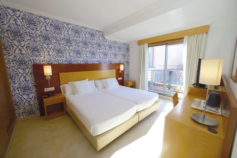 Double Room | Minibar, in-room safe, desk, blackout drapes