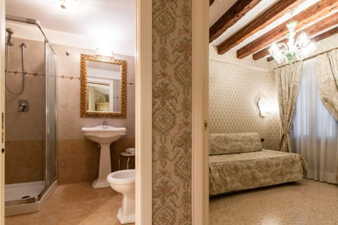 Suite | Down comforters, in-room safe, soundproofing, free WiFi