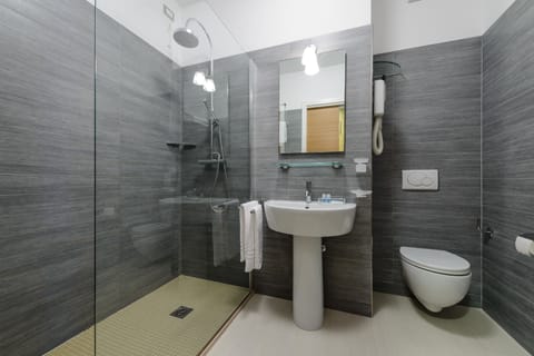 Junior Suite | Bathroom | Shower, hair dryer, slippers, bidet