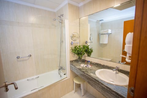 Bathtub, deep soaking tub, free toiletries, hair dryer