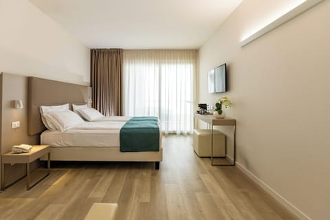 Superior Room, Partial Lake View | Premium bedding, minibar, in-room safe, desk