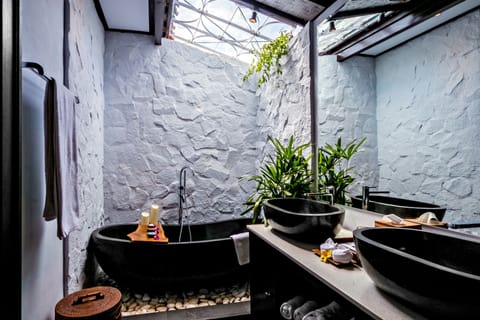 Grand Villa | Deep soaking bathtub