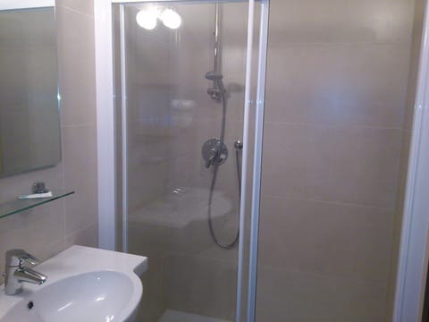 Quadruple Room | Bathroom | Free toiletries, hair dryer, towels
