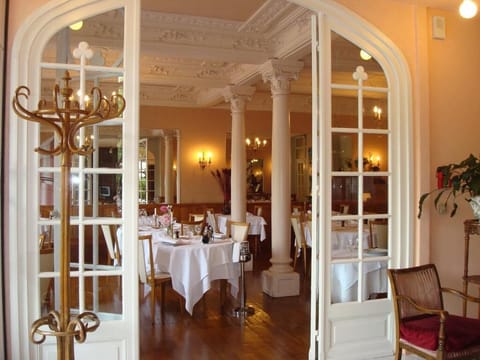 Breakfast, lunch, dinner served; French cuisine 