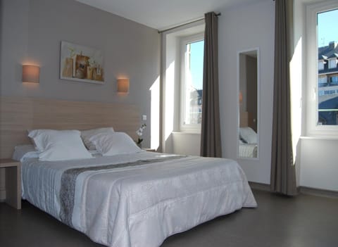 Comfort Double Room | Desk, iron/ironing board, free cribs/infant beds, rollaway beds