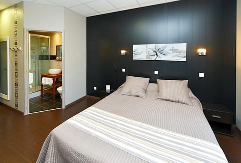 Standard Double Room | Desk, iron/ironing board, free cribs/infant beds, rollaway beds