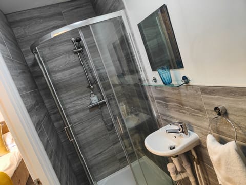 Economy Double Room, Ensuite (Clifton Lite Double) | Bathroom