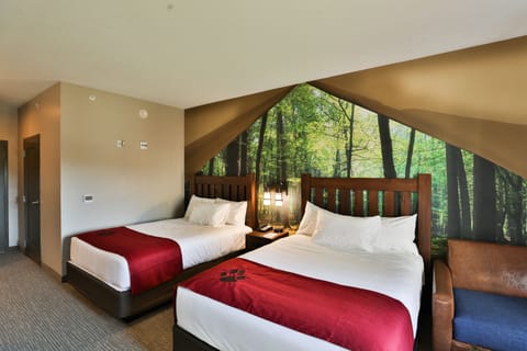 Deluxe Queen Suite - Water Park Included | Blackout drapes, free WiFi, bed sheets