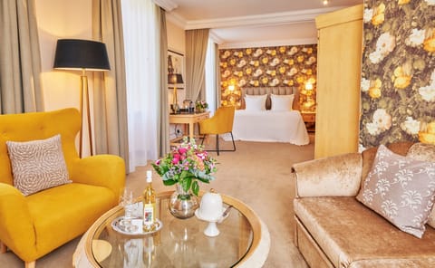 Junior Suite | Living area | Flat-screen TV