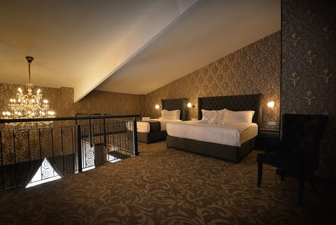Premium Duplex | In-room safe, blackout drapes, iron/ironing board, free WiFi