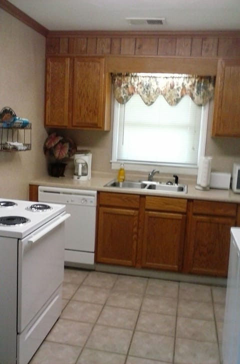 Economy Cottage, 3 Bedrooms, Kitchen, Garden Area | Private kitchen | Fridge, microwave, coffee/tea maker