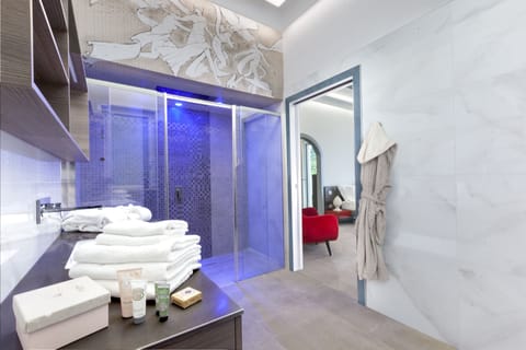Classic Suite, Sea View | Bathroom | Shower, hydromassage showerhead, free toiletries, hair dryer