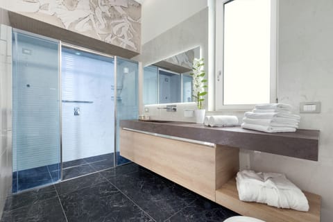 Superior Suite | Bathroom | Shower, hydromassage showerhead, free toiletries, hair dryer