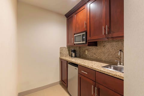 Standard Room, 1 King Bed, Non Smoking, Refrigerator & Microwave | Private kitchen | Fridge, coffee/tea maker